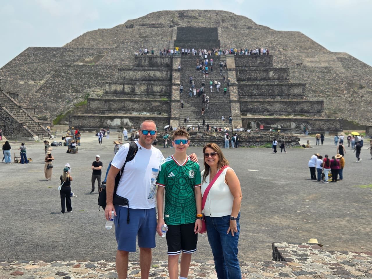 Familia con hijo adolescente frente a la Pirámide de la Luna en Teotihuacán